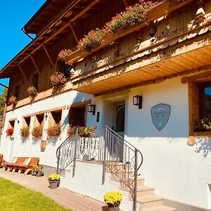 alm-seasons-premium-chalet-studios.saalbachhinterglemmhotels.com/