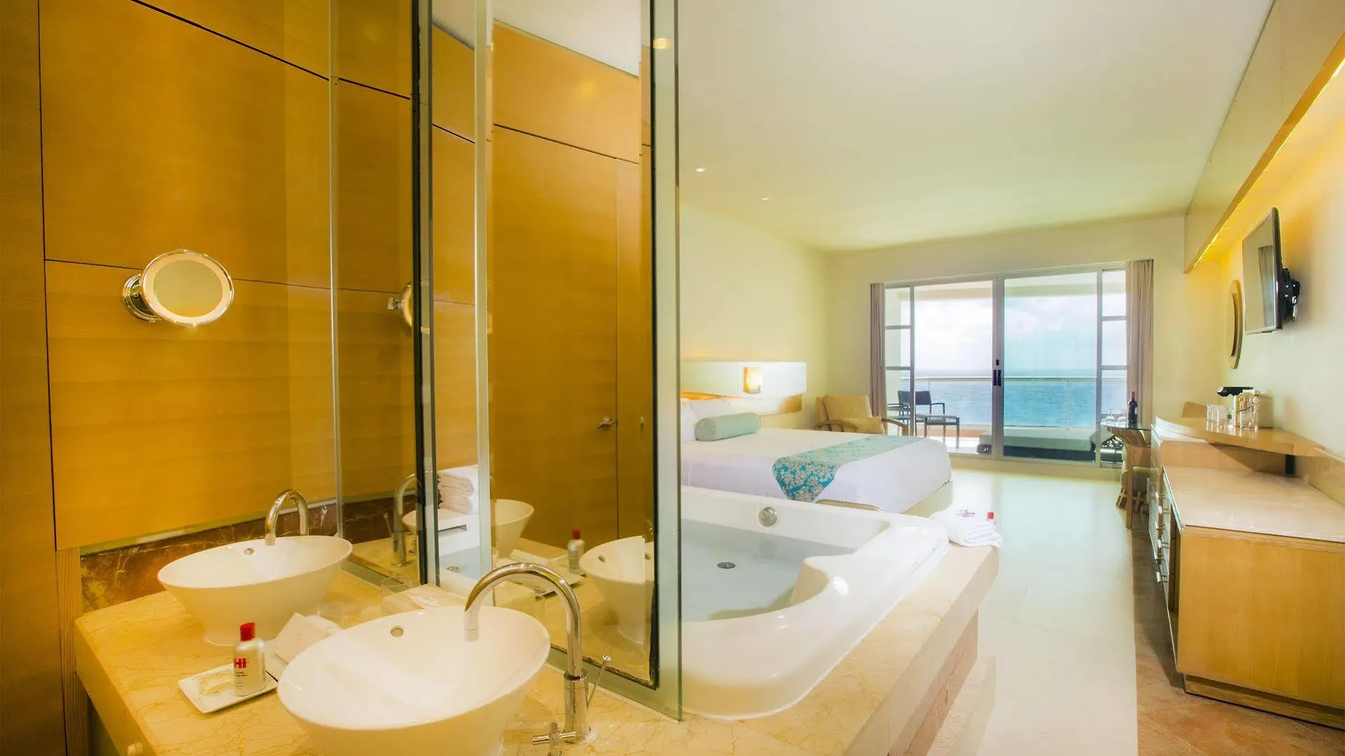 Beach Palace Cancún Resort
